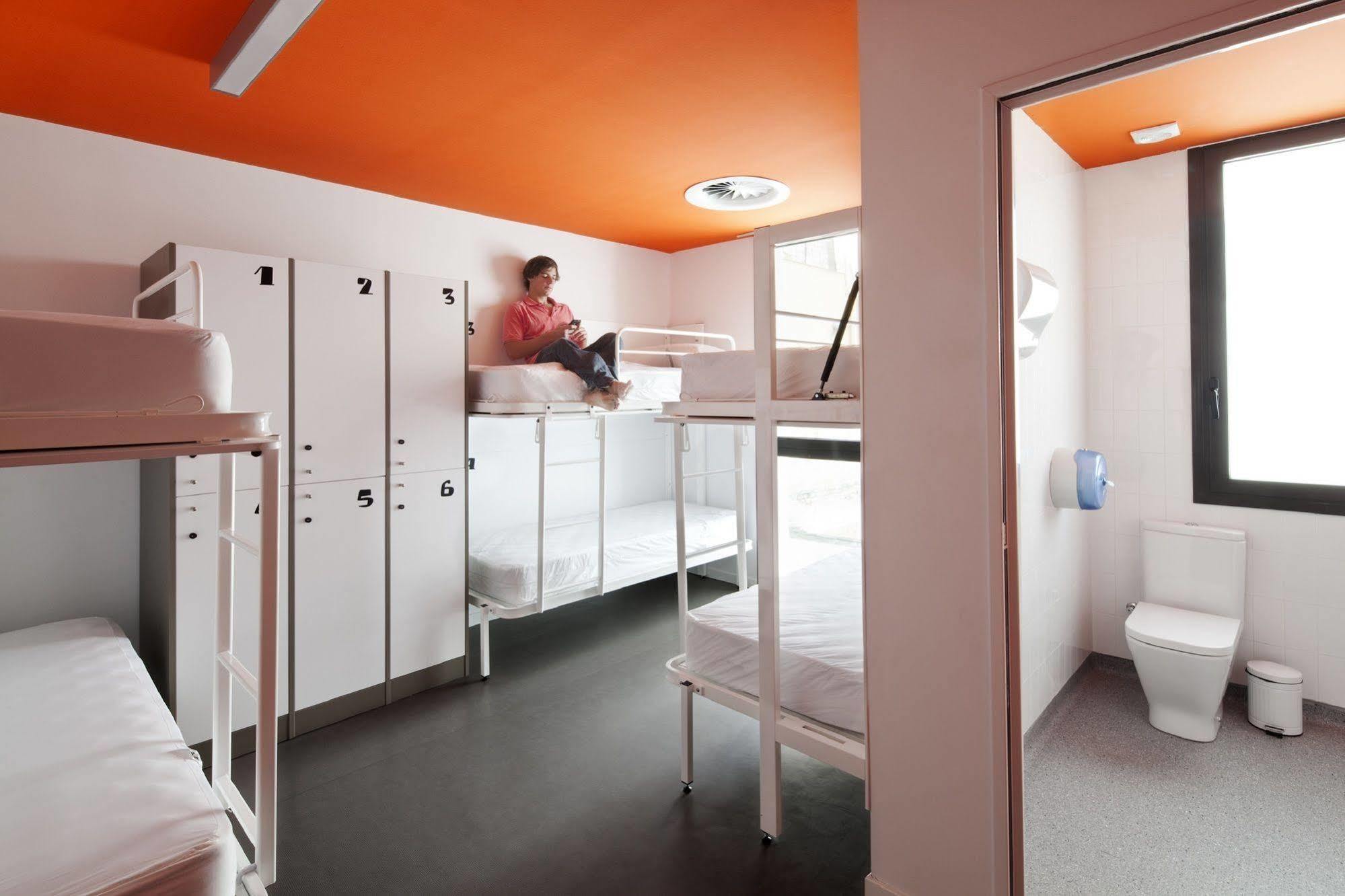 Bett im 8-Bett-Schlafsaal mit eigenem Bad